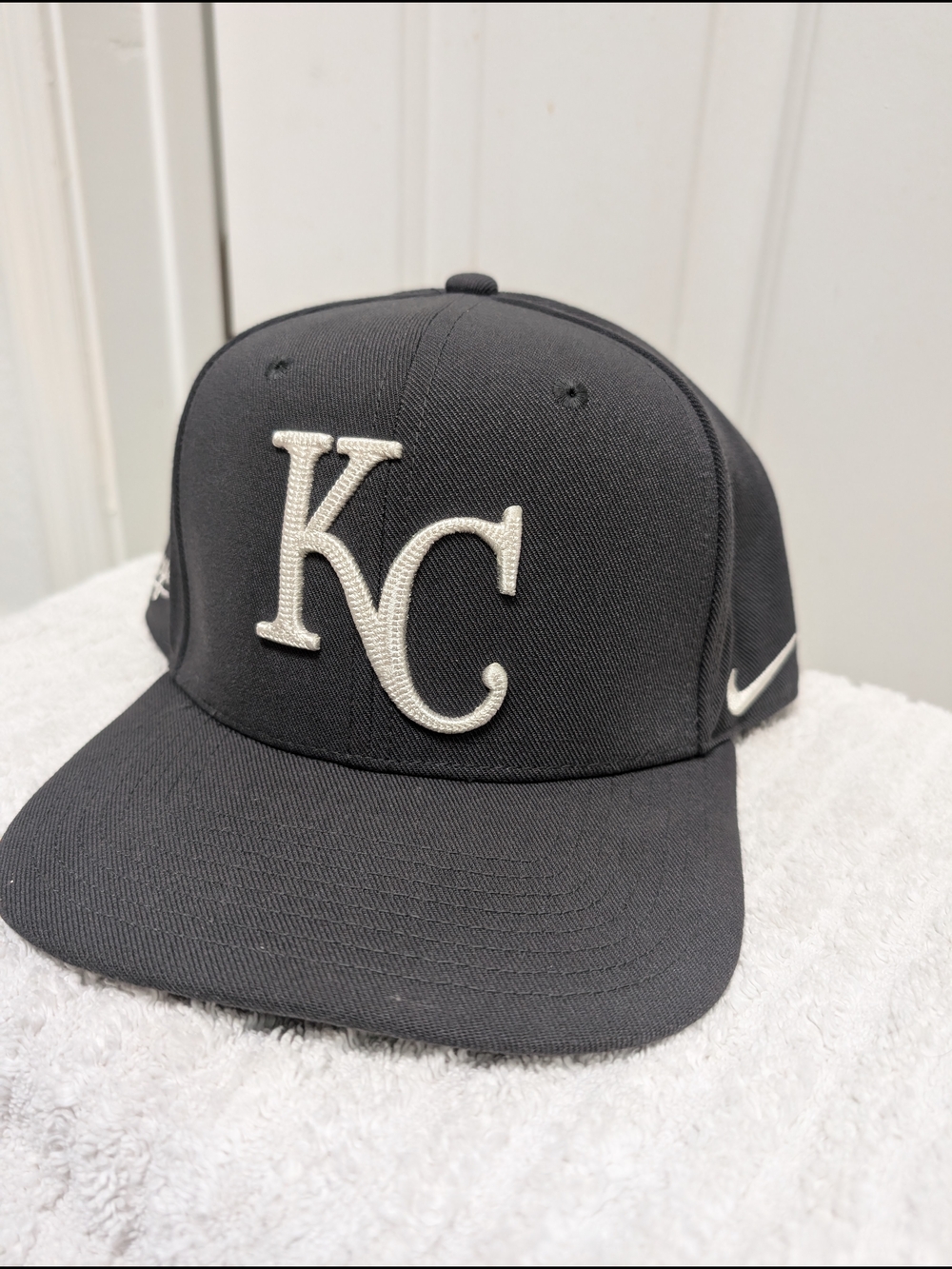 Nike Dri-FIT KC Royals Hat Grey Cream Heritage 86 Adjustable MLB Cap